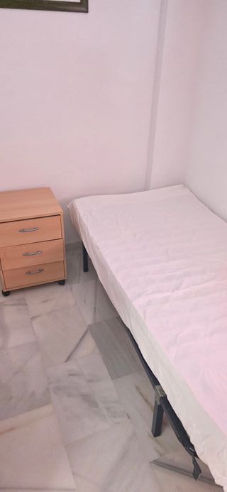 Mueble de madera con vitrina