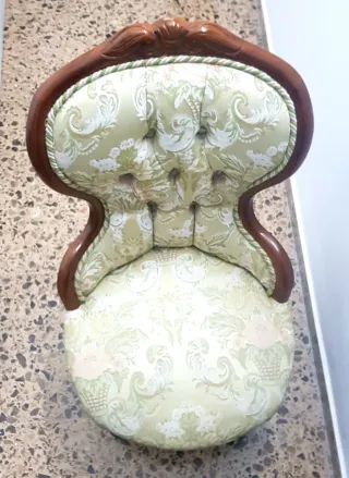 Sillón tapizado floral madera