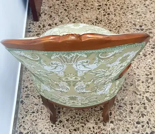 Sillón tapizado floral madera