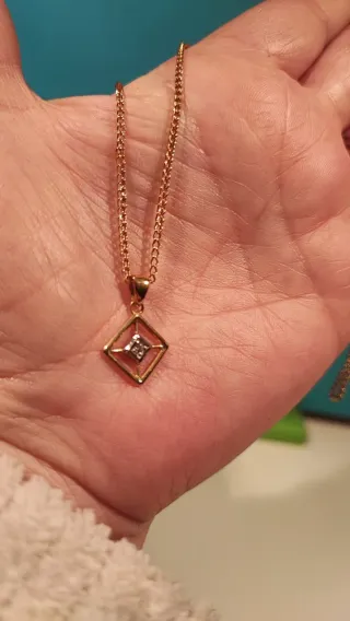 Collana in oro 750 e diamante  con pendente rombo