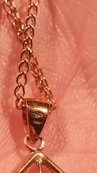 Collana in oro 750 e diamante  con pendente rombo