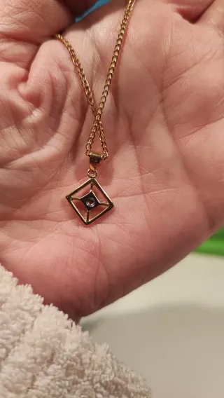 Collana in oro 750 e diamante  con pendente rombo