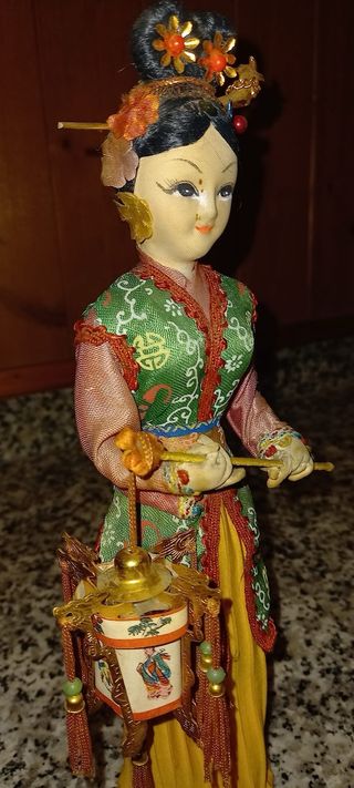 Muñeca antigua china con farolillo
