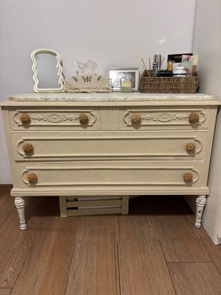 Cómoda antigua beige con detalles