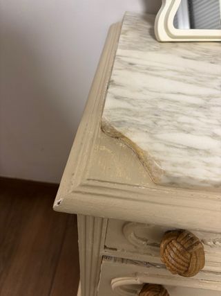 Cómoda antigua beige con detalles