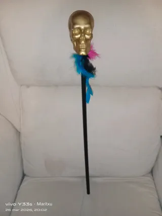 Bastón calavera dorado con plumas