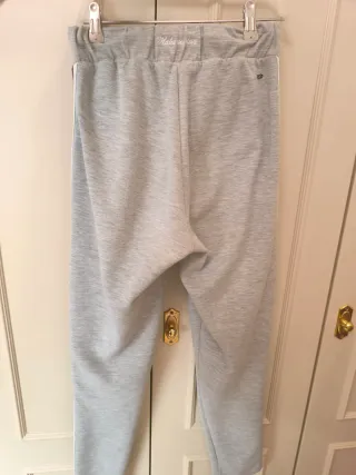 Pantalón chándal gris con detalles morados