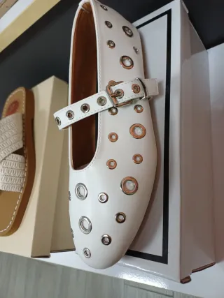 Zapatos Bella blancos con tachuelas