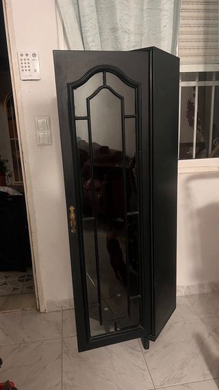 Vitrina de madera y cristal negra