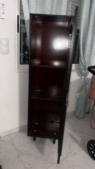 Vitrina de madera y cristal negra