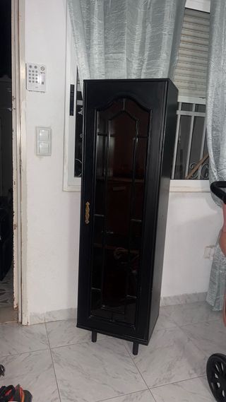 Vitrina de madera y cristal negra