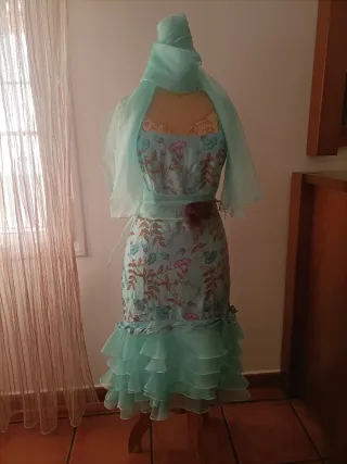 Vestido de fiesta con volantes