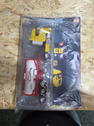 Camión tráiler escala 1:43