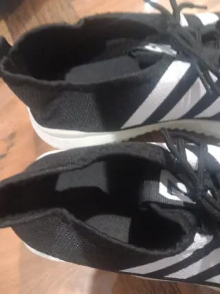 Zapatillas deportivas negras y blancas