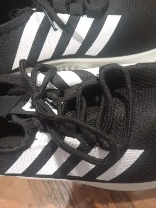 Zapatillas deportivas negras y blancas