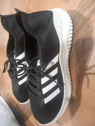 Zapatillas deportivas negras y blancas