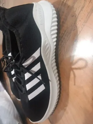 Zapatillas deportivas negras y blancas