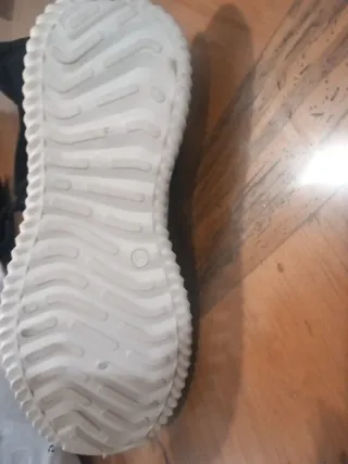 Zapatillas deportivas negras y blancas