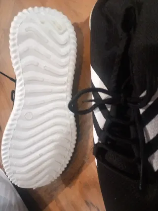 Zapatillas deportivas negras y blancas