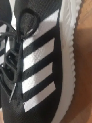 Zapatillas deportivas negras y blancas