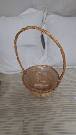 Cestas de mimbre y yute variadas