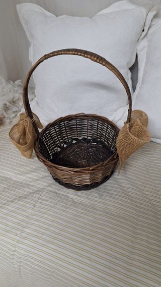 Cestas de mimbre y yute variadas