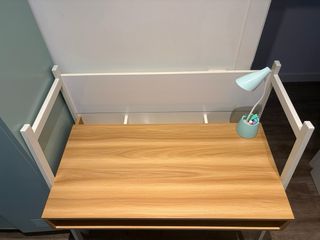 Escritorio madera y blanco