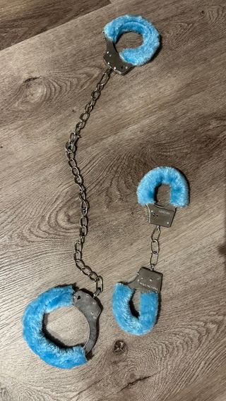 Esposas de peluche azul