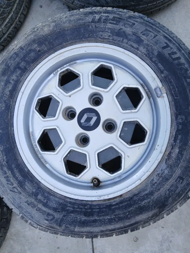 Llanta 175/70 R13 con Rin