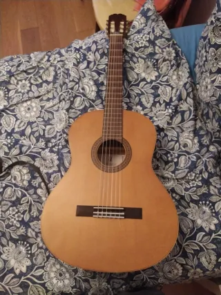 Guitarra Clásica Admira Sevilla con estuche rígido