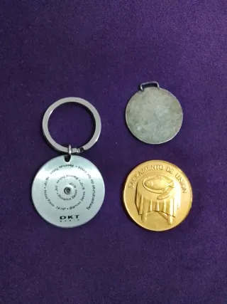 Lote de 4 medallas y llavero