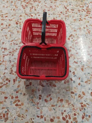 Cestas de supermercado rojas