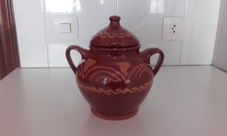 Cántaro de cerámica popular con figuras