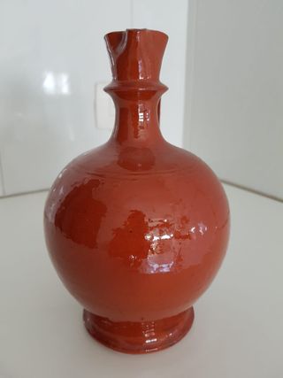Cántaro de cerámica popular con figuras
