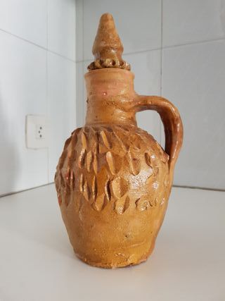 Cántaro de cerámica popular con figuras