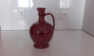 Cántaro de cerámica popular con figuras