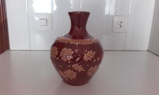 Cántaro de cerámica popular con figuras