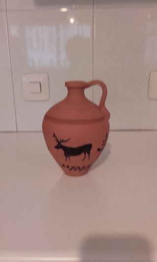 Cántaro de cerámica popular con figuras