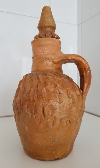 Cántaro de cerámica popular con figuras