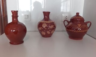 Cántaro de cerámica popular con figuras