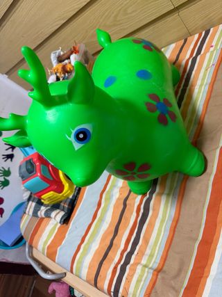 Juguete saltarín verde con flores