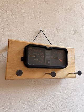 Colgador de pared con marcador de moto