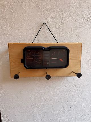 Colgador de pared con marcador de moto