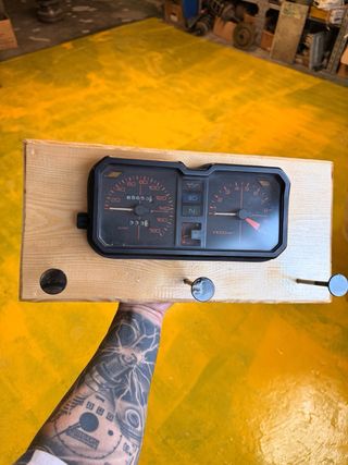 Colgador de pared con marcador de moto
