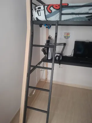 Cama alta con escritorio