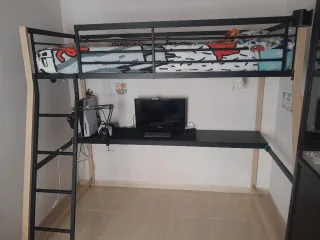Cama alta con escritorio