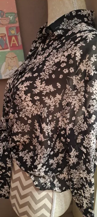 Blusa estampada floral negra y blanca