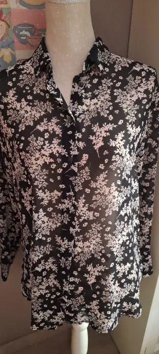 Blusa estampada floral negra y blanca