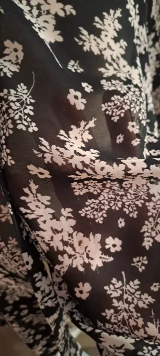 Blusa estampada floral negra y blanca
