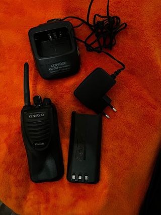 Walkie Talkie Kenwood TK-3301 + Base Carga KSC-35S
